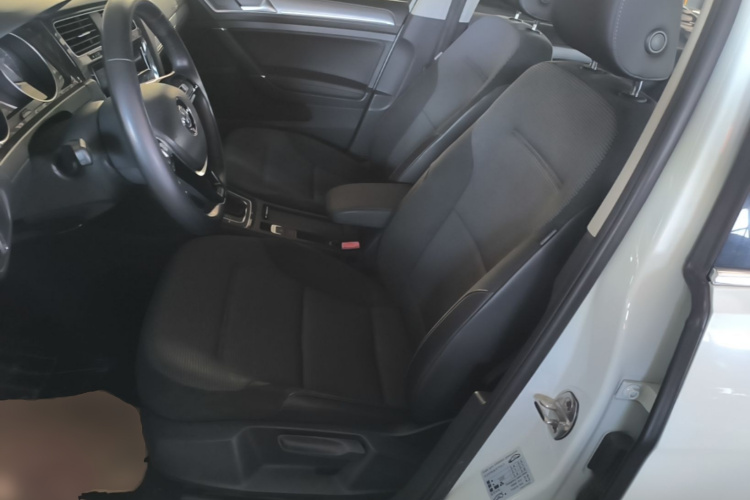 Volkswagen Golf 2019 car image #15