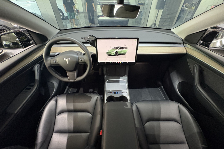Tesla Model Y 2023 car image #15