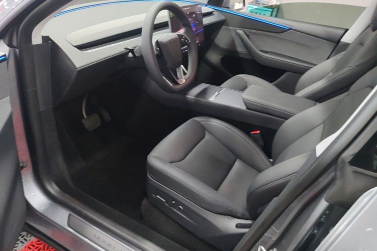 Tesla Model Y 2025 #16 Tesla Model Y 2025 car image #16