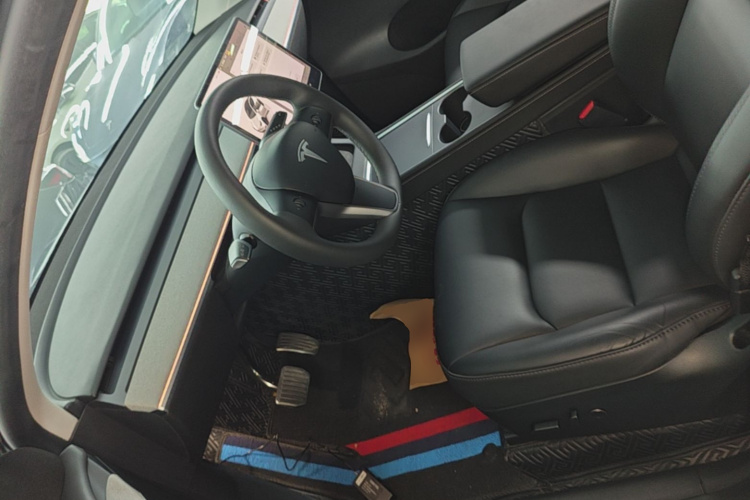 Tesla Model Y 2024 immagine di auto #15