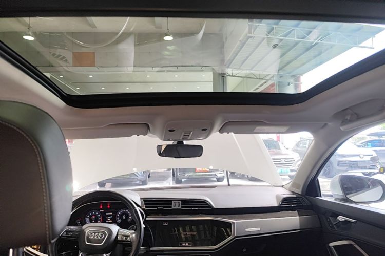 Audi Q3 2020 car image #18