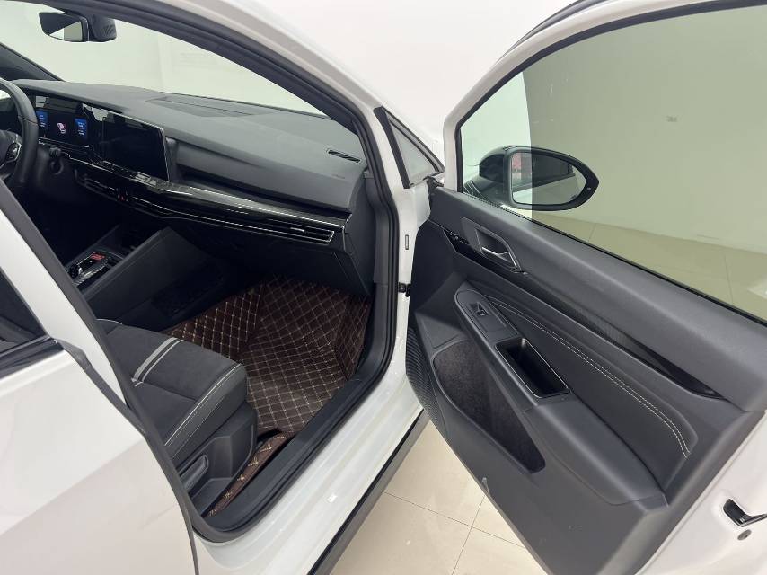Volkswagen Golf 2023 car image #10