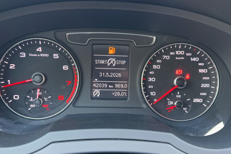Audi Q3 2018 car image #8