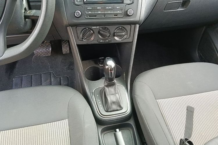 Volkswagen Polo 2018 car image #14