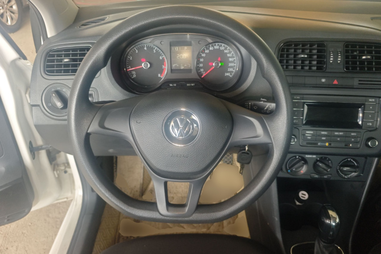 Volkswagen Polo 2017 car image #11