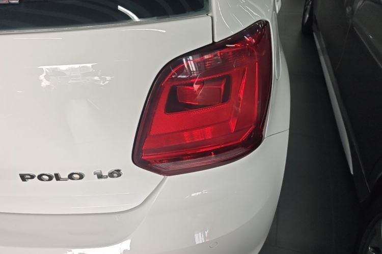 Volkswagen Polo 2015 car image #8
