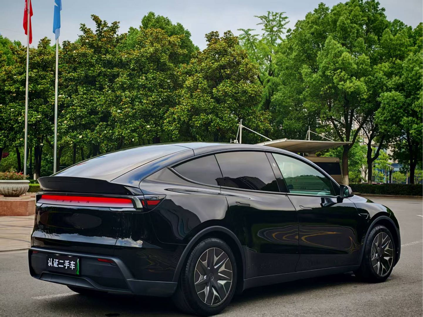 Tesla Model Y L 2025 #9 Tesla Model Y L 2025 car image #9