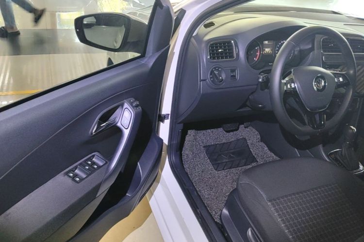 Volkswagen Polo 2016 car image #16