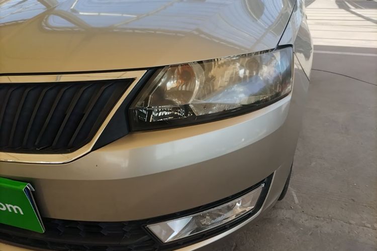 Skoda Rapid 2014 image de voiture #22