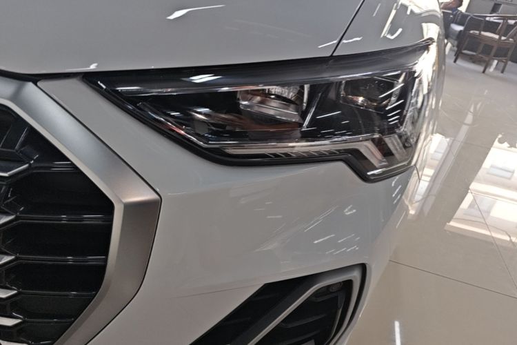 Audi Q3 2023 car image #23