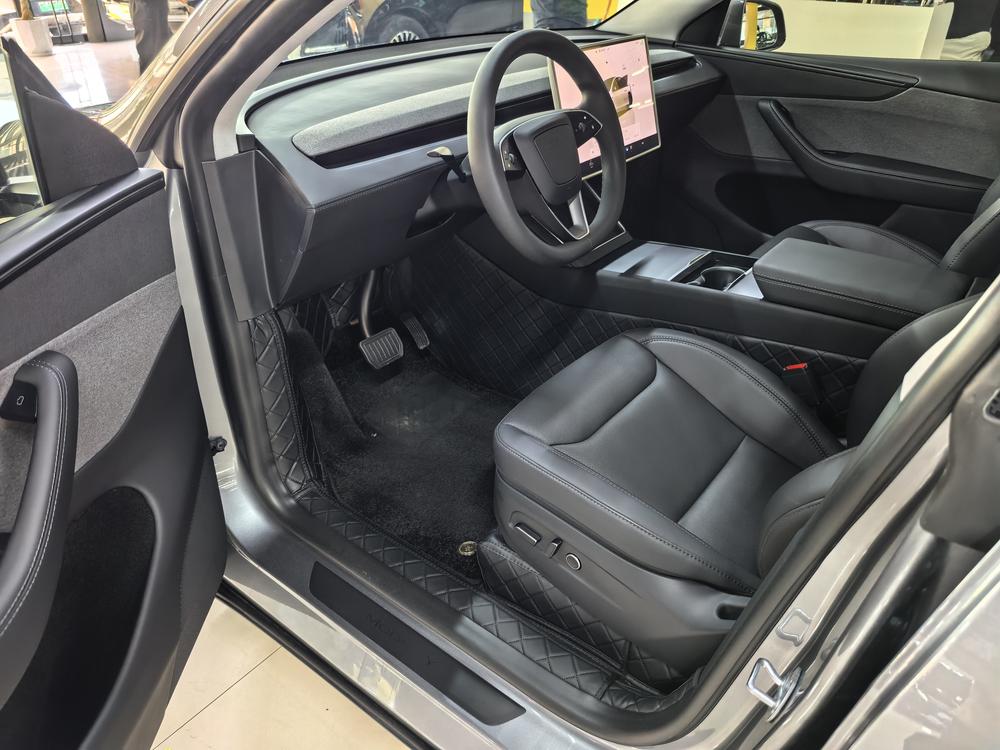 Tesla Model Y 2025 car image #16