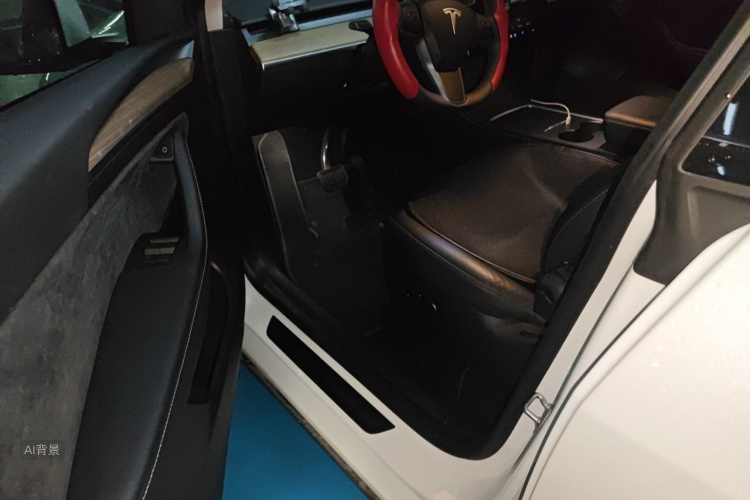 Tesla Model Y 2023 car image #18