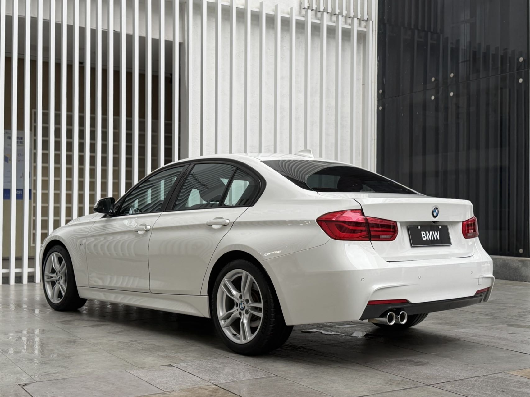BMW 3 Series 2018 car image #11