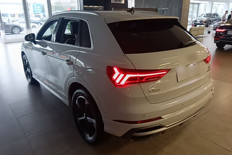 Audi Q3 2021 car image #5