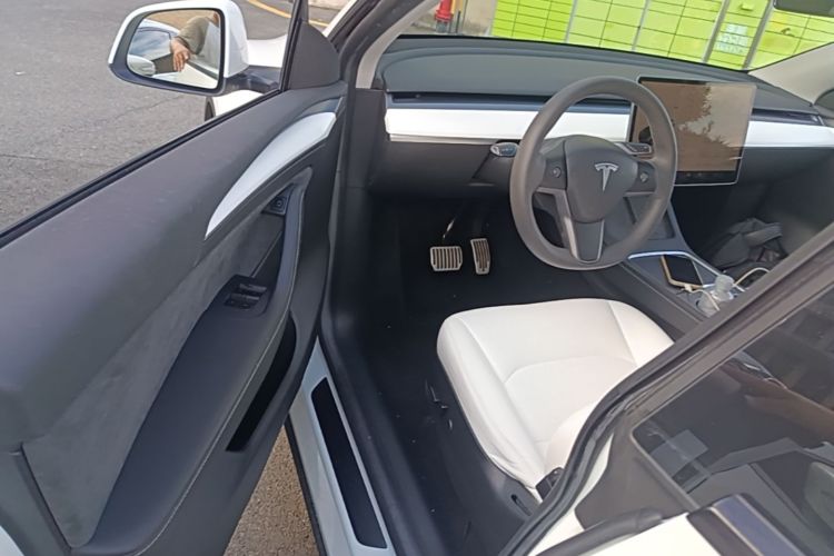 Tesla Model Y 2023 immagine di auto #12