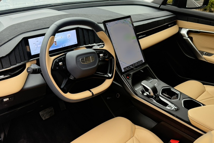 GEELY Boyue L 2024 car image #11