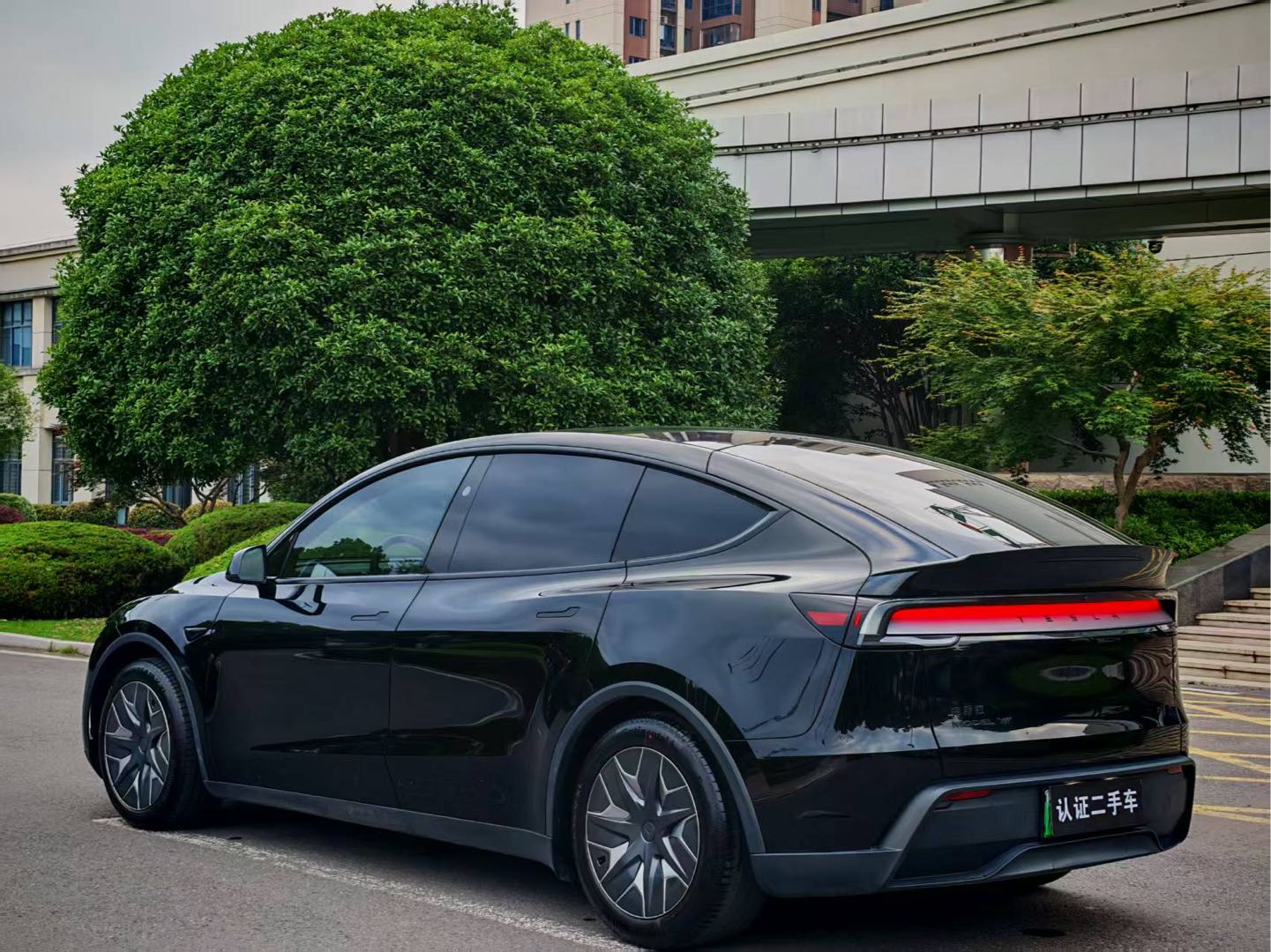 Tesla Model Y L 2025 #8 Tesla Model Y L 2025 car image #8