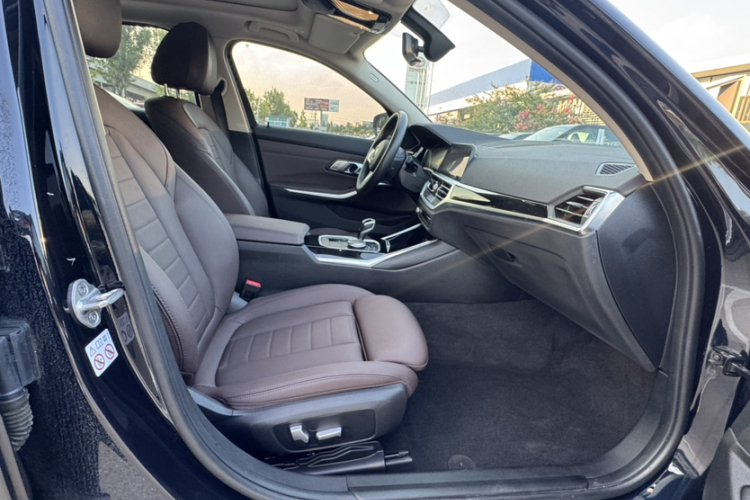 BMW 3 Series 2020 car image #20