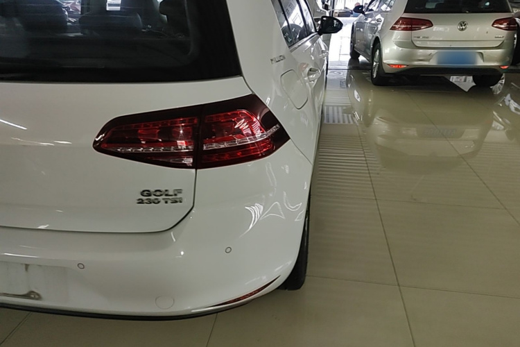 Volkswagen Golf 2017 car image #8