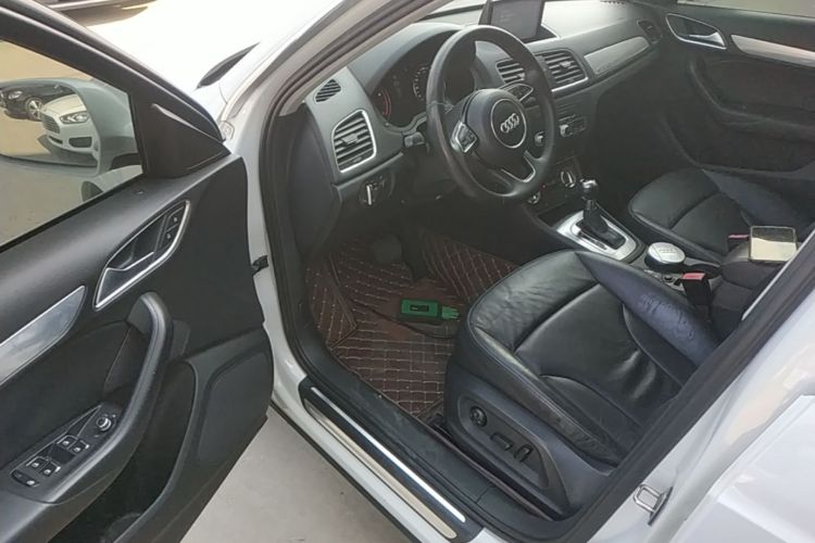 Audi Q3 2015 car image #16
