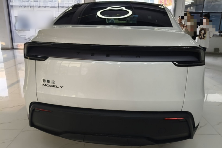Tesla Model Y 2026 #6 Tesla Model Y 2026 car image #6
