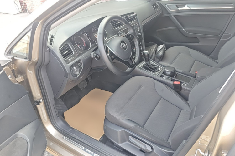 Volkswagen Golf 2017 car image #16