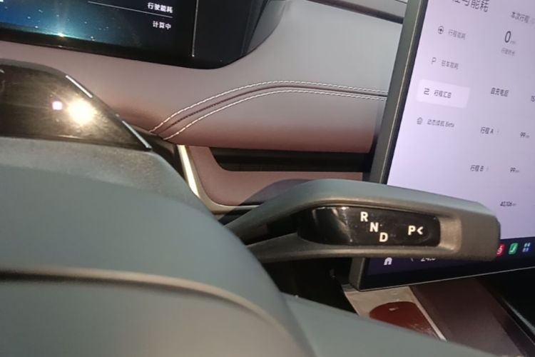 MI SU7 2024 immagine di auto #14