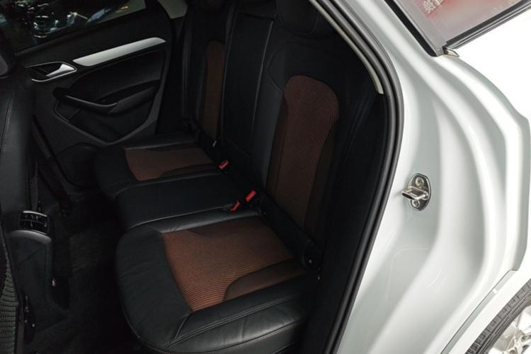Audi Q3 2018 car image #17
