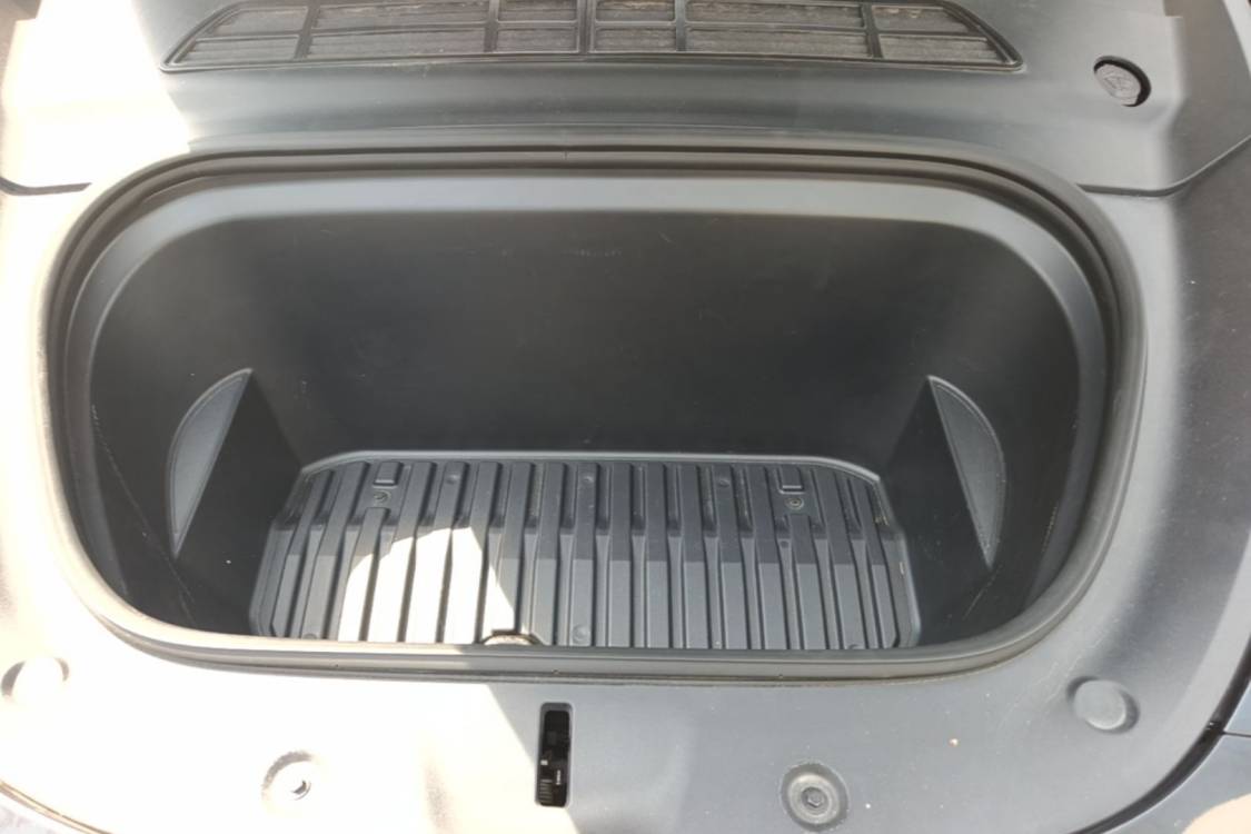Tesla Model Y 2024 car image #11