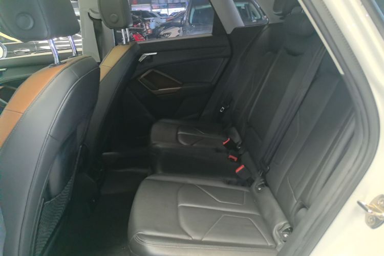 Audi Q3 2020 car image #17