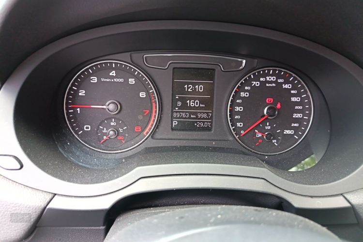 Audi Q3 2018 car image #13