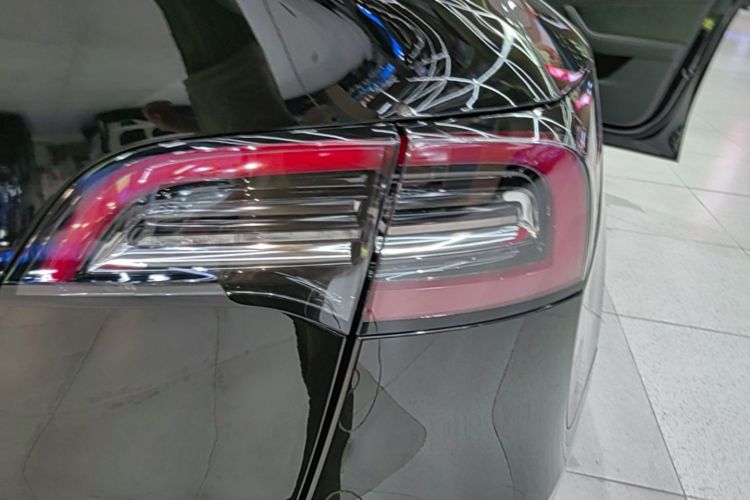 Tesla Model Y 2023 car image #8