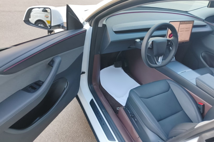 Tesla Model Y 2025 #16 Tesla Model Y 2025 car image #16
