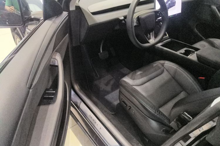 Tesla Model Y 2025 #16 Tesla Model Y 2025 car image #16