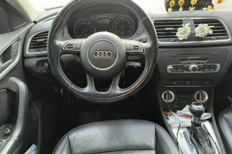 Audi Q3 2015 car image #12