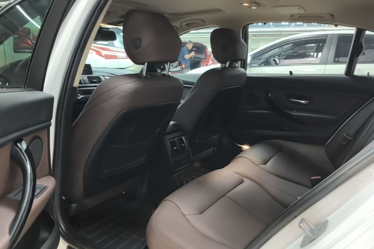 BMW 3 Series 2018 immagine di auto #17