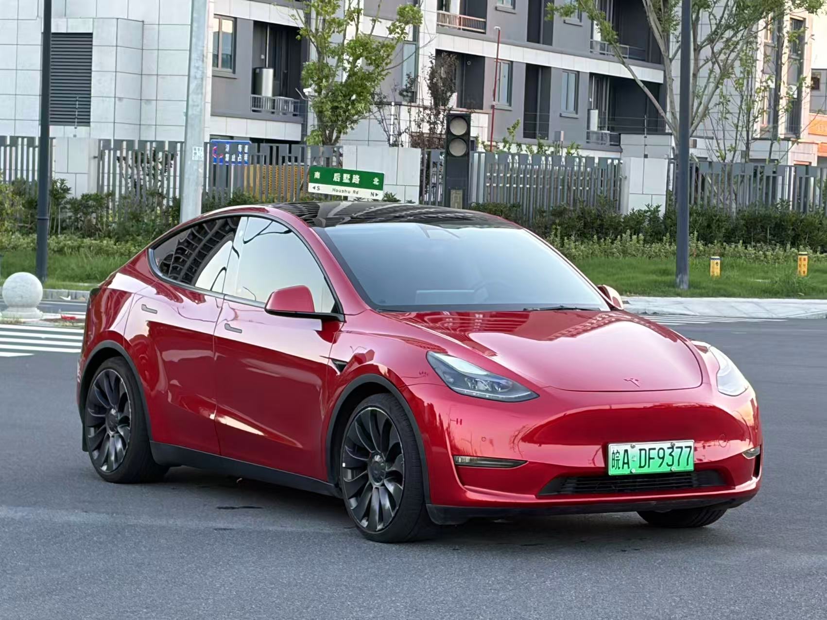 Tesla Model Y 2022 car image #2