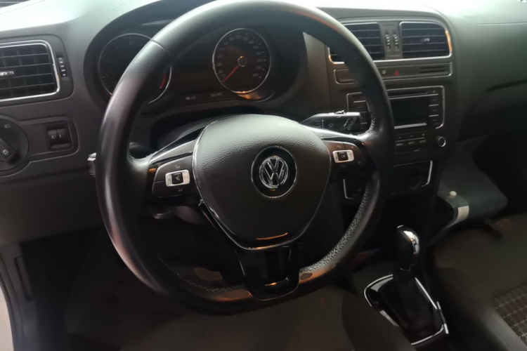 Volkswagen Polo 2016 car image #11