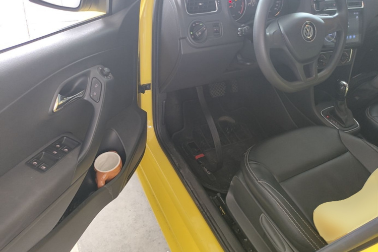 Volkswagen Polo 2015 car image #16