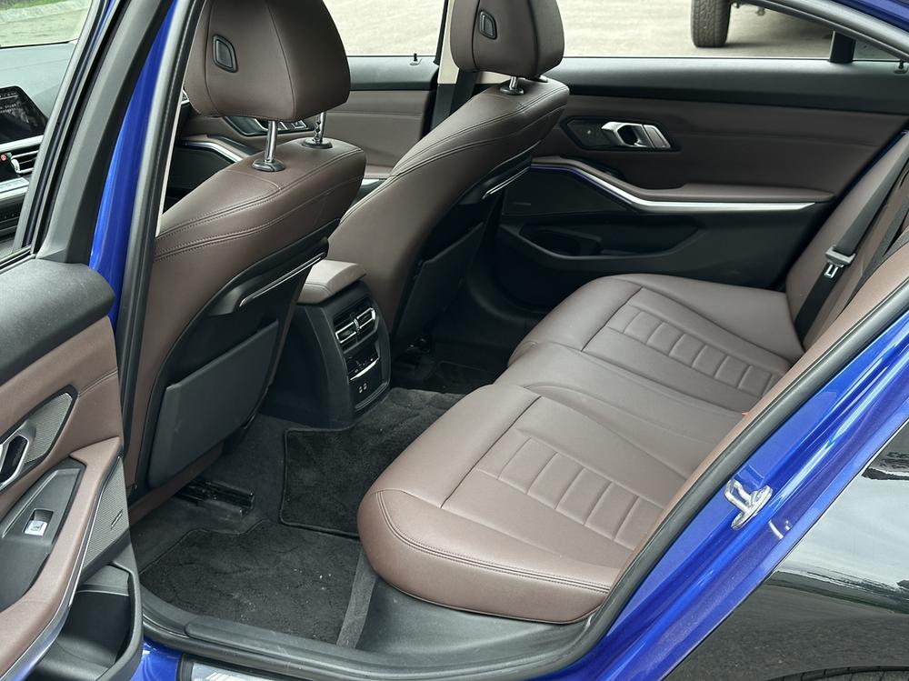 BMW 3 Series 2019 car image #17
