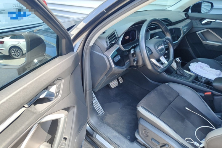 Audi Q3 2019 car image #18