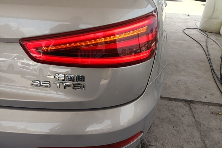 Audi Q3 2016 car image #8