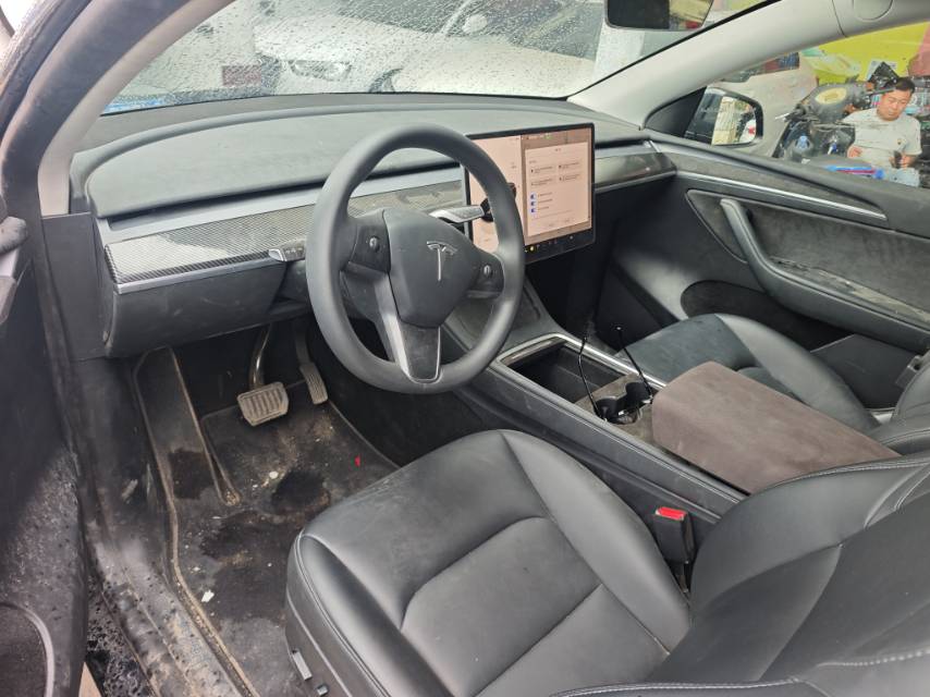 Tesla Model Y 2022 car image #2
