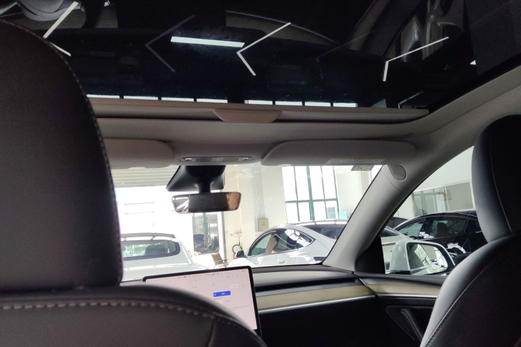 Tesla Model Y 2023 car image #18