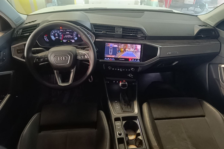 Audi Q3 2022 car image #10