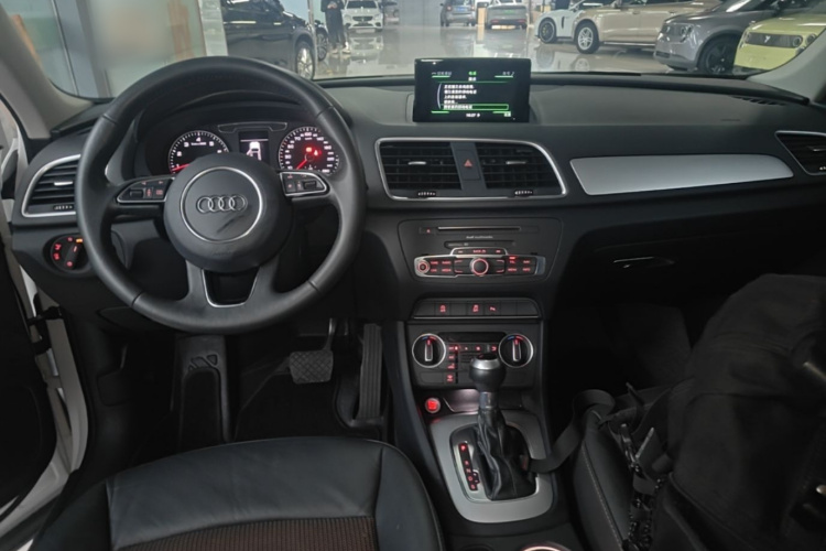 Audi Q3 2018 car image #10