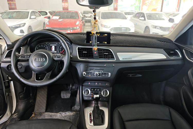 Audi Q3 2015 car image #10