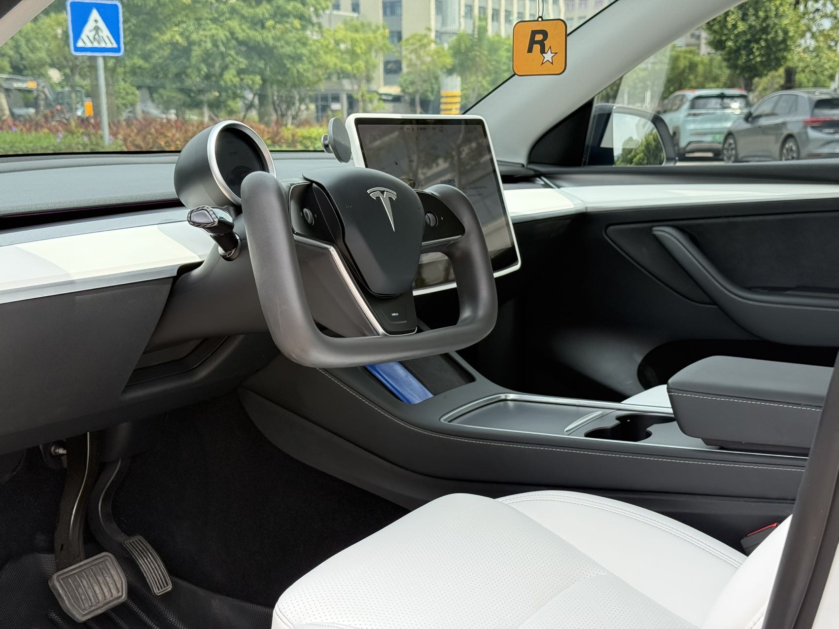 Tesla Model Y 2021 #4 Tesla Model Y 2021 car image #4