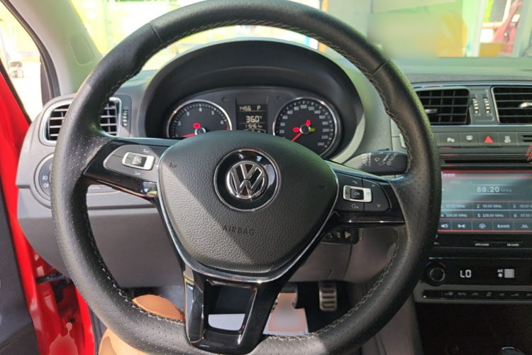 Volkswagen Polo 2015 car image #11
