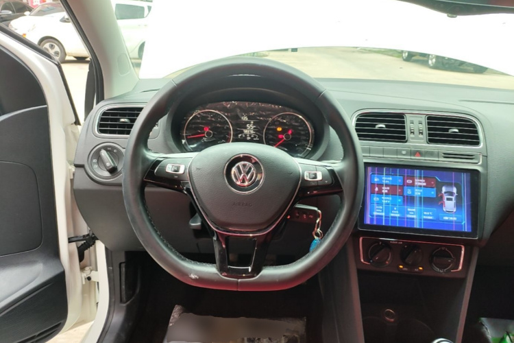 Volkswagen Polo 2017 car image #11